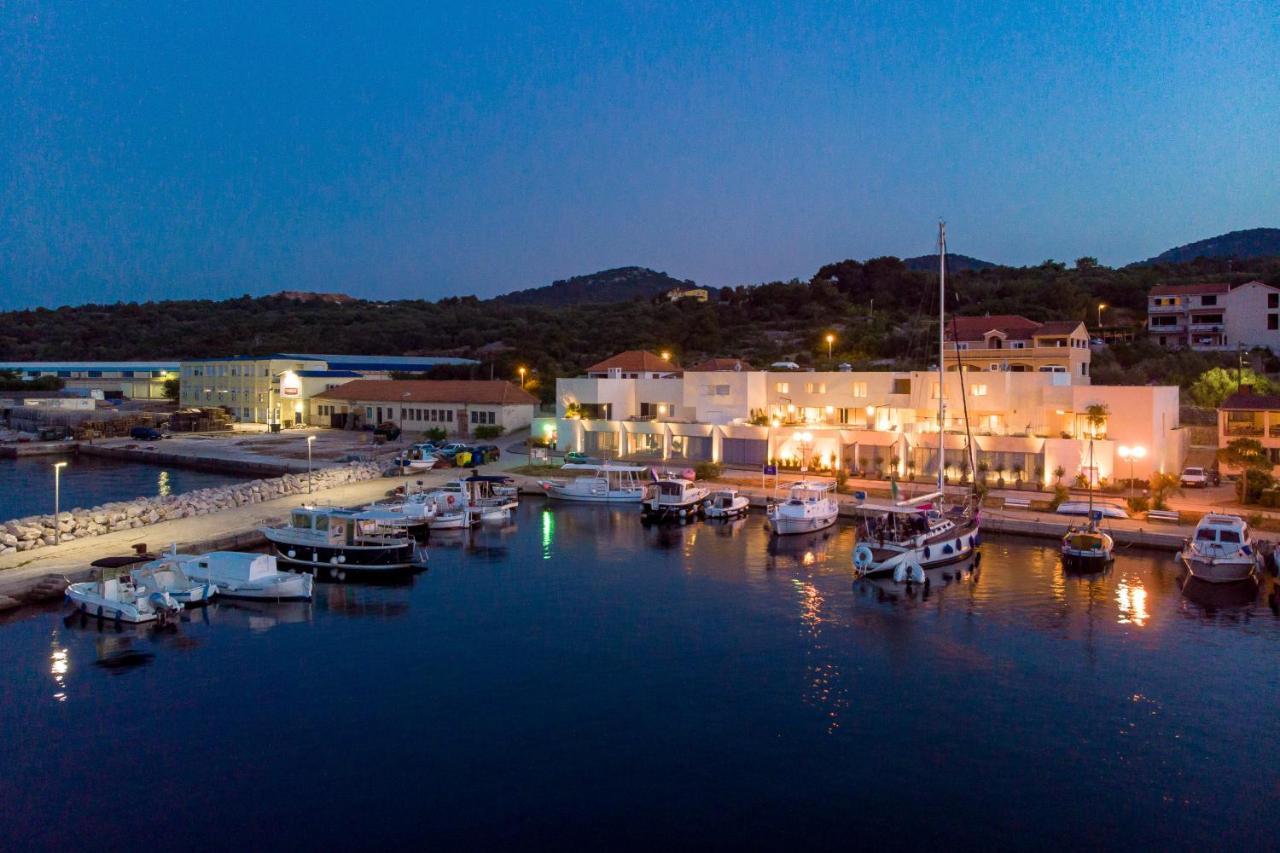 Maiora Luxury Island Suites Sali Bagian luar foto